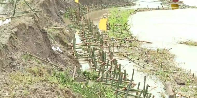 Embankment Repair Works : President inspects dyke breach in Nyaungdon
